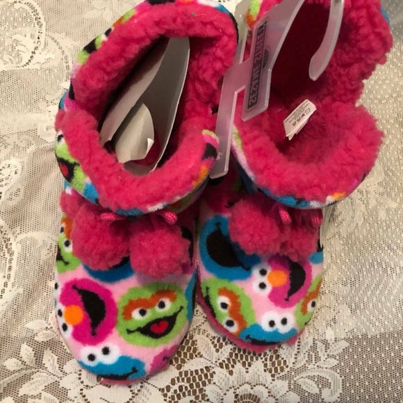 HTF Sesame Street WOMENS Slipper Boots Size M Furry Soft - Picture 1 of 4
